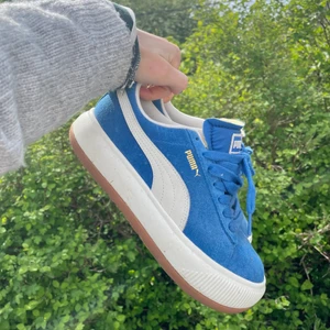 Puma x Dua Lipa skor - Säljer mina skitcoola puma skor! Perfekta om man vill att sin outfit ska få en färgklick. Säljer då dem tyvärr inte kommer till användning💙💗