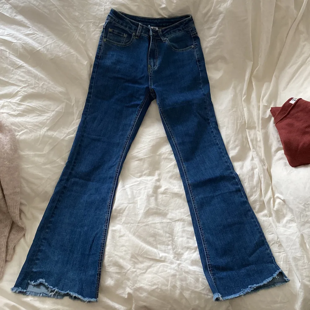 Använda 1 gång.  En Härlig Jeans byxa, utsvängda med fransar nertill.  OBS! Italienska storlekar, så man bör gå på första stl M Storlek XS-38.  . Jeans & Byxor.