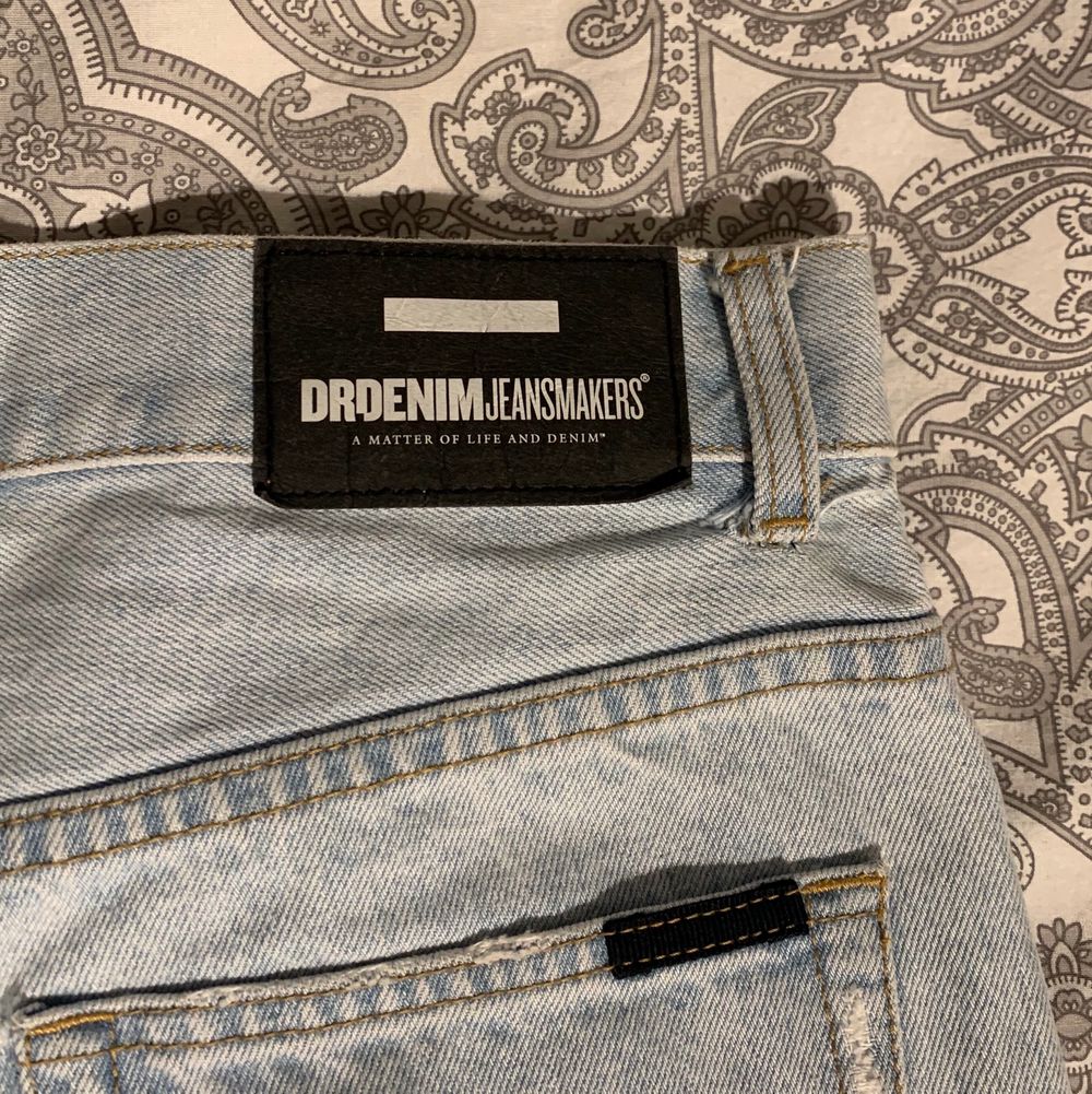 Säljer dessa håliga jeans från weekday i storlek 29/30 som motsvarar storlek M. Dom kommer inte till användning för mig och jeansen är i väldigt bra skick. Jeans & Byxor.