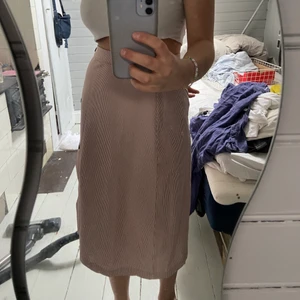 Rutig kjol  - Rutig kjol med slits och knappar på sidan. 