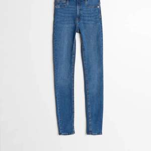 Fina blåa byxor från Gina Tricot de är väldigt stretchiga och  kostade 300 kr men säljer den för 200 men pris kan diskuteras 