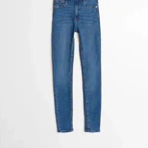 Fina blåa byxor från Gina Tricot de är väldigt stretchiga och  kostade 300 kr men säljer den för 200 men pris kan diskuteras 