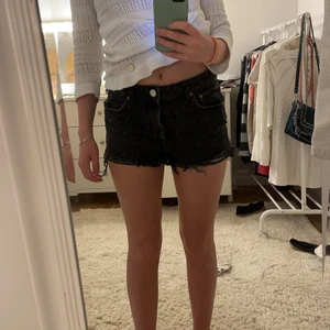 Grå/svarta jeansshorts - Grå/svarta jeansshorts perfekta till sommaren! De sitter jättesnyggt på men har för många shorts😍 köparen står för frakt