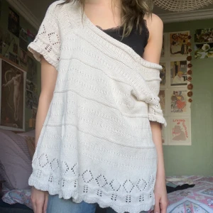 Virkad topp - Härlig och trendig virkad topp! Passar bäst storlek M och L men kan även fungera för mindre storlekar (s) men då är den off shoulder. 💖 pris går att diskutera! 💗 