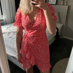 röd klänning - Super fin klänning från Chiquelle, använd en gång på midsommar. (ordinarie pris 499kr) ❤️