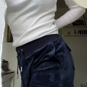 Blåa juicy byxor  - Säljer dessa för att jag har för många juciy!!! Dessa är använda 3 ggr!!! Köpte för 1099kr!!! Kom privat för intresse, frågor eller köp!❤️