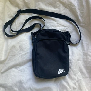 Nike väska  - Säljer denna snygga väska. Använd fåtal gånger. Bra förvaring och riktigt snygg!❤️ köparen står för frakt.