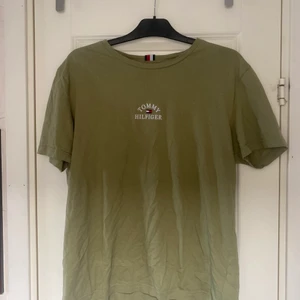 Tommy Hilfiger T-shirt  - En grön Hilfiger T-shirt aldrig använd bra passform 