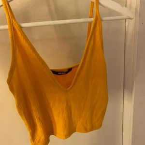 Linne - Jättesnyggt gult linne från bikbok💛 linnet är väldigt stretchigt så jag skulle säga att det passar både xs och s! 70kr + 66kr frakt, priset kan diskuteras🤍