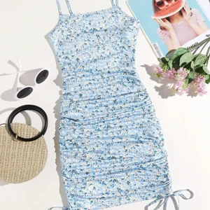 Blå klänning - Blå klänning, tar verkligen fram kurvorna♥️, från shein, endast testad den men jag brukar inte ha tighta klänningar. 