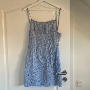 Klänning  - Super gullig klänning från SHEIN, säljer då den är lite för liten för mig, aldrig använd!