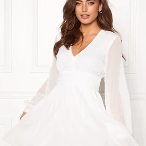 Studentklänning  - Säljer min fina studentklänning jag använde förra året. Kommer inte använda den igen, därför jag säljer. Den är tvättad och som ny! Nypris:550kr