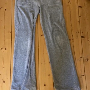 Juicy Conture  - Hej , intreseekoll på min juicy byxor i storlek S, använda ett förtal gånger och i bra skick vid intresse hör av dig med ditt bud 