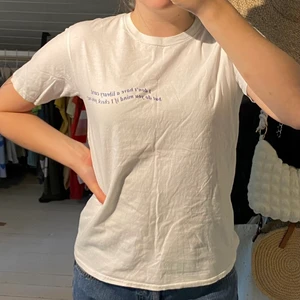 Vit t-shirt med tryck - Vit t-shirt med tryck i storlek S. Stor garderobsrensning så kolla gärna in mina andra plagg, samfraktar gärna :) 