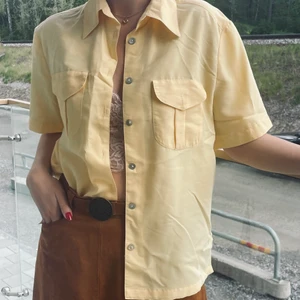 Gul unisex skjorta, size 36 - Gul oversized skorta från kappahl, i stort sett oanvänd!