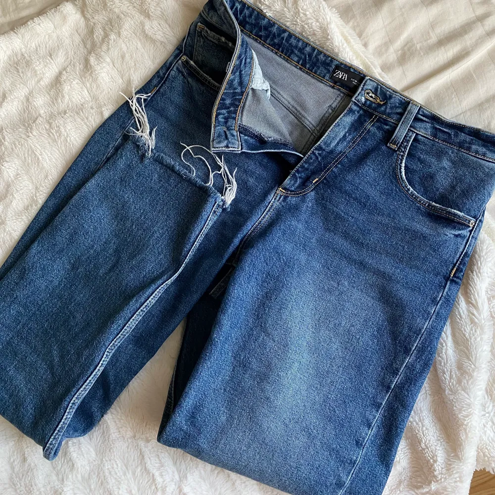 Mörkblåa jeans från Zara med lite slitningar. Jeansen är i storlek 40 men skulle säga att de är mer en 38. Jag är 1.67 för referens.. Jeans & Byxor.