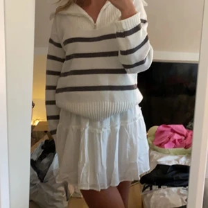 Kjol - Vit volang kjol. Jättefin och helt oanvänd då den inte sitter på bra på mig💓