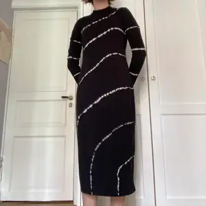 Superfin klänning från Weekday i marmor/tiedye mönster! Den är i t-shirt material och sitter löst i storleken och är sååå skön!