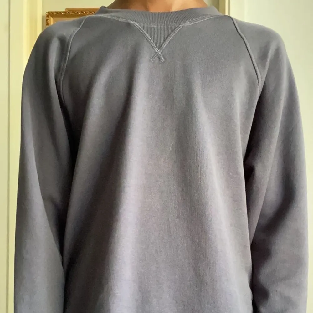 En sweatshirt från märket Cos i loose-passform, den är så gott som oanvänd. Storleken på denna produkt är S men passar även M. Köpt från Cos för 2 månader sedan för 590kr. Meddela mig ifall ytterligare information eller bilder önskas!. Neuletakit & Villapaidat.
