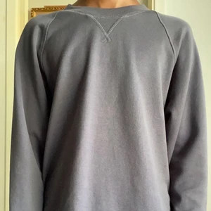 Cos Sweatshirt  - En sweatshirt från märket Cos i loose-passform, den är så gott som oanvänd. Storleken på denna produkt är S men passar även M. Köpt från Cos för 2 månader sedan för 590kr. Meddela mig ifall ytterligare information eller bilder önskas!