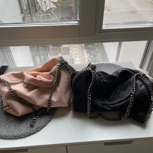 stella mccartney  - Två stella-liknande väskor, båda köpta i andra hand!💗pris kan diskuteras. (svarta väskan = SÅLD)