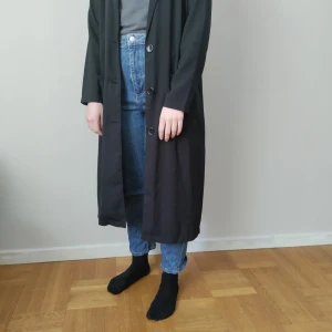 Svart kappa  - Lång kappa. Tunt tyg.