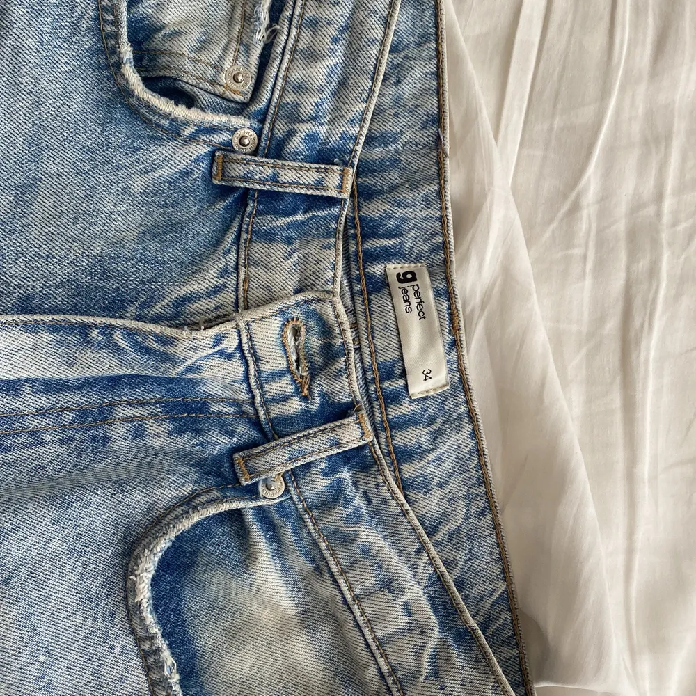 Blå jeans från gina med hål, strl 34 ♥️ bra skick. Jeans & Byxor.