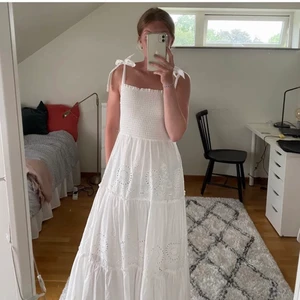 Vit klänning - Fin vit klänning från Zara💗 Aldrig använd. Nypris 399kr. 