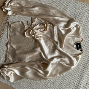 Fin tröja till finare tilfällen - Fin blus som är beige