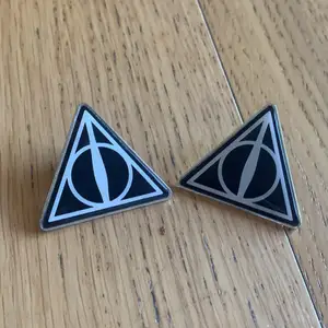 Harry Potter pins i bra skick! 20kr styck eller båda för 35kr! :)