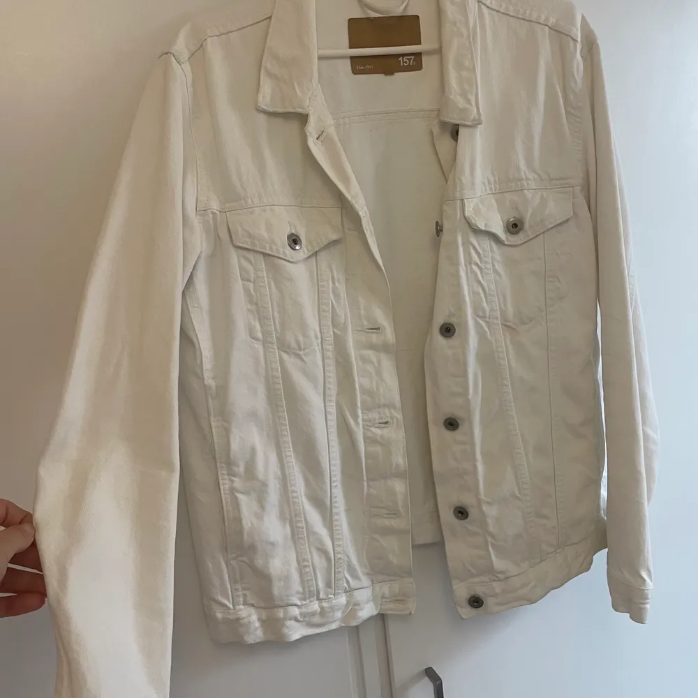 Säljer denna jeans jackan i vit färg från lager 157. Min sambo har tröttnat på den helt enkelt. Kan fraktas eller mötas upp. 🌼 Storlek S. Jackor.