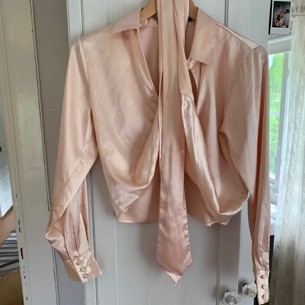 Rosa omlott-blus från bikbok. Silkesmaterial som sitter väldigt skönt. Sparsamt använd så i fint skick!💫 paketpris vid köp av flera plagg & priset kan diskuteras 💓💓. Blusar.