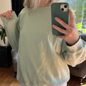 sweatshirt  - jätte fin sweatshirt från lager 157 i storleken m. både as fin färg men även världens skönaste tröja. Kan mötas upp i Sundbyberg/stockholm annars står köparen föe frakten