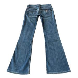 Lågmidjade vintage jeans med snygga fickor i storlek W24, midjemått: 76cm innerbenslängd: 71cm 💕 Läs min profil innan du lägger bud, bud är bindande!! 