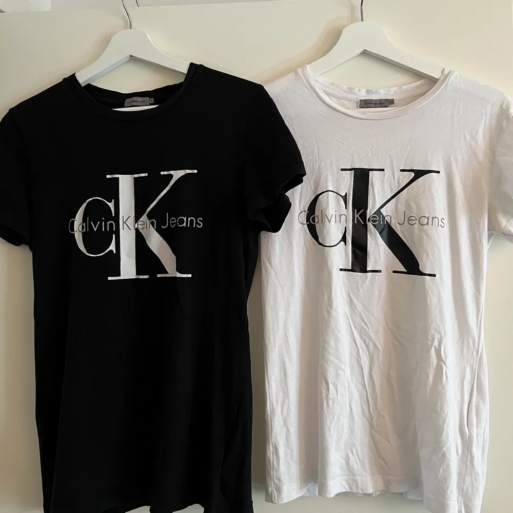 Jag säjer dessa två t-shirts för 100kr styck, den svarta är i storlek S och den vita är i storlek Xs🖤🤍. T-shirts.