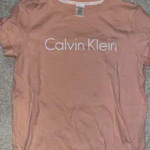 En rosa calvin Klein T-shirt med tryck. Knappt använd så därav väldigt bra skick. Storlek S. Nypris 499kr. Önskas fler bilder skickar jag gärna. Frakt osv kommer vi överens om 