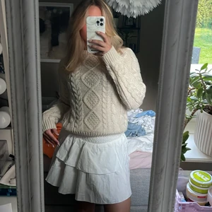 Stickad tröja - Fin stickad tröja från h&m som är sparsamt använd! 129kr stl 34💛💛så fin att ha över en klänning/kjol nu till sommaren