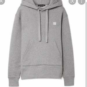 Acne Studios hoodie - Acne Studios hoodie i face kollektionen i ljusgrått. Endast använd några gånger och är i storlek XXS men oversized och är därför mer som XS. Nypris ca 2500kr.