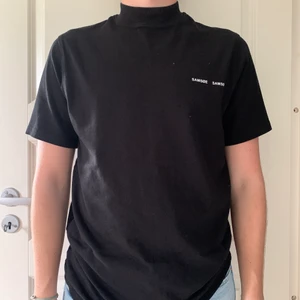 Svart tshirt - Svart t-shirt med hög krage från samsoe samsoe. Använd fåtal gånger💕