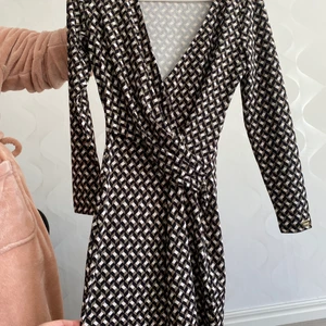 Mönstrad kort klänning  - Använd 1 gång till en födelsedagsfest. Storlek xs men passar även S då den är väldigt mjuk och stretchig. Framhäver kroppen och sitter som en smäck