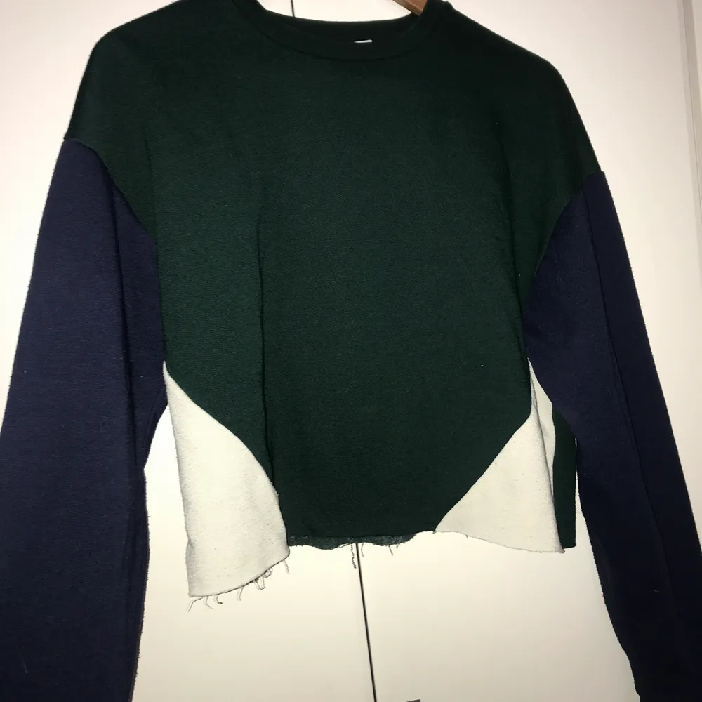 Blå/grön/vit lite översized sweatshirt, använd men i bra skick . Tröjor & Koftor.