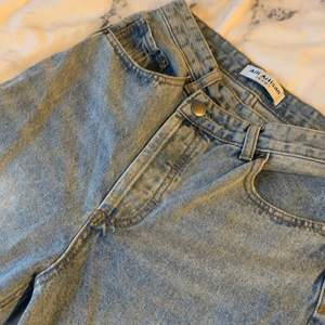 Säljer nu ett par as feta och unika crisscross jeans i storlek s! Bra skick, använda 1 gång då det inte längre är min still. Kan ha som både låg och högmidjat! Hör av er vid intresse eller frågor ❤️ lånad bild, mina dom som säljs är lite mörkare