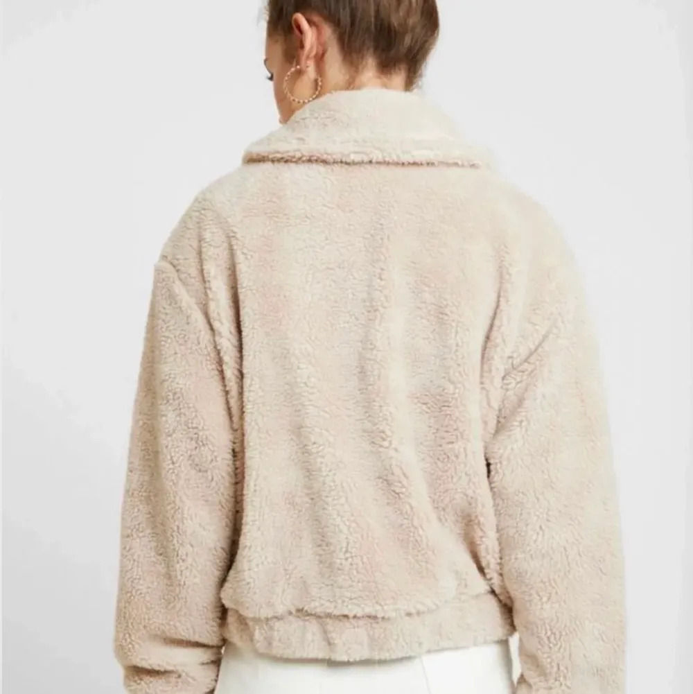 En jätttefin teddy jacka från Urban Outfitters i storlek XS.   Köparen står för frakten som ligger på 65 kr och betalning sker via swish💕. Jackor.