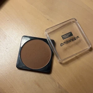 Bronzer  - Bronzer från märket ”sence”. Använd 1 gång, säljer för att jag har en annan. 20kr+frakt (13kr) 