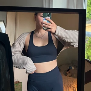 Ärmar - Inte säker på om jag vill sälja, men har denna fina kofta som jag tyvärr aldrig får användning för :( går att använda som kofta samt som topp, fråga gärna om ni vill ha fler bilder! 💕