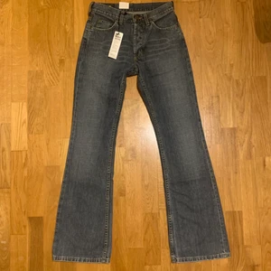 Vintage jeans - Säljer ett par helt nya flare lee jeans köpta på stadsmissionen. Är i väldigt gott skick, lappen finns till och med kvar🤟🏼 säljer de då de är för små för mig!