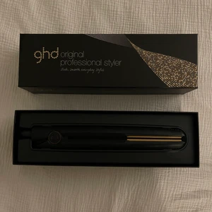 Plattång - En plattång från GHD som inte längre används. Något sliten vid loggan (syns på bilden) men fungerar självklart felfritt! (: nypris 1900