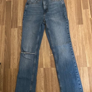 Zara jeans - Jeans från Zara i en rakmodell, ner till har byxorna en slits på insidan. Storlek S och har inga defekter eller liknande. Pris går att diskuteras.