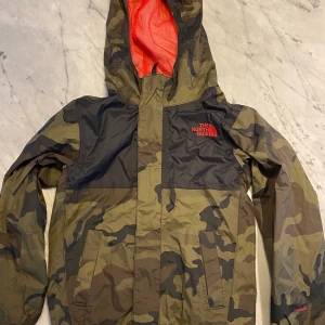 The North Face jacka - Camoflage mönstad The North Face Jacka. Knappt använd i storlek 6 år. Regn och vindtät jacka.