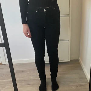 Svarta Jeans - Stretchiga, nytt skick. Köpta på bikbok. Köparen står för frakt.